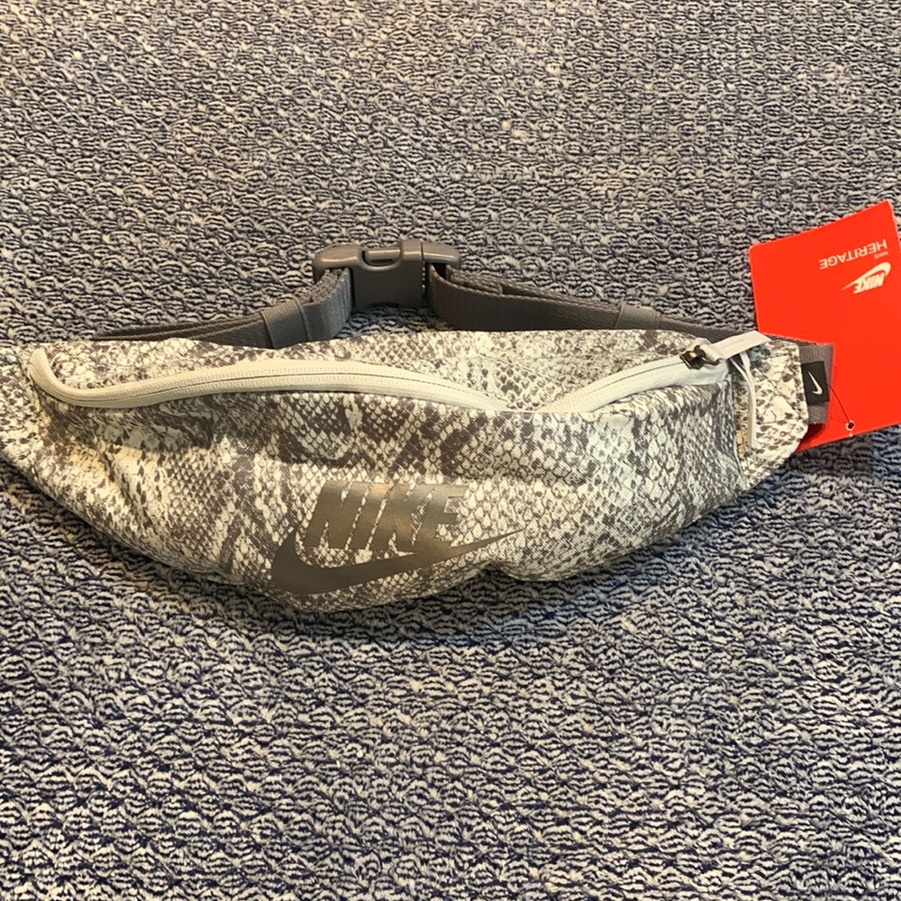 NWT Nike heritage hip pack!